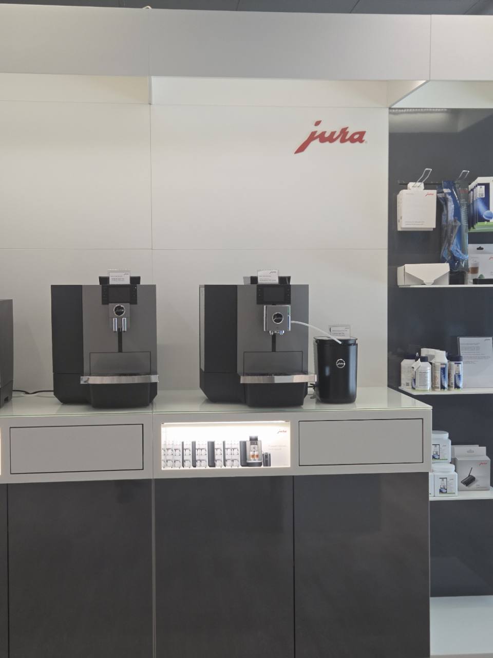 Zona JURA Professional din showroom, cu automate și accesorii